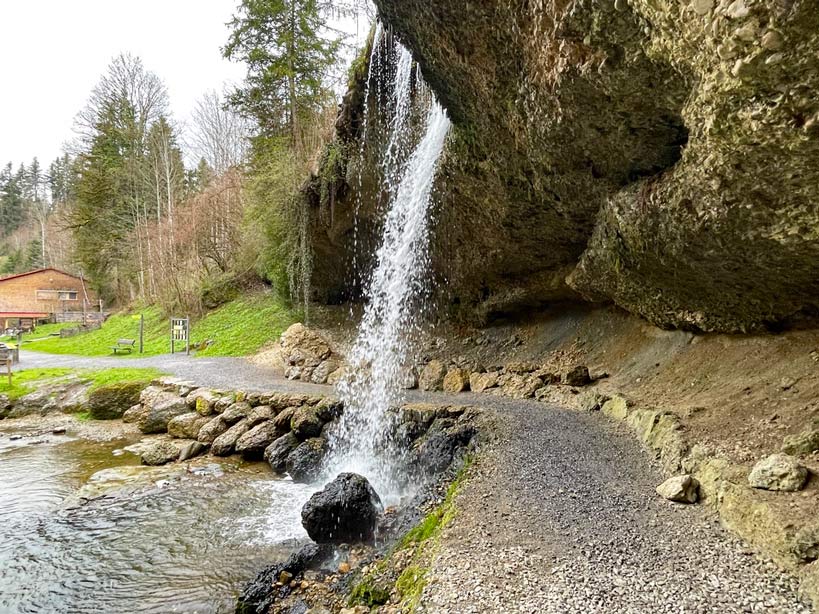 scheidegger wasserfall hinter dem man durchlaufen kann
