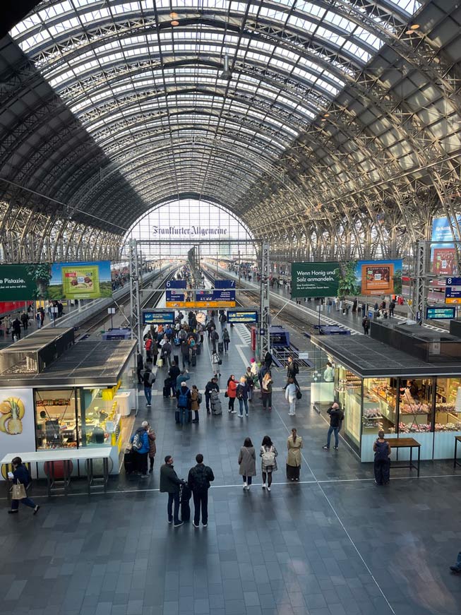 blick aus der lounge der deutschen bahn auf den frankfurter hauptbahnhof