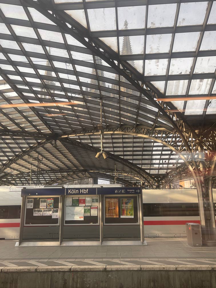 kölner hbf mit dom im hintergrund