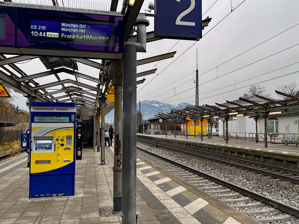 bahnsteig in prien am chiemsee