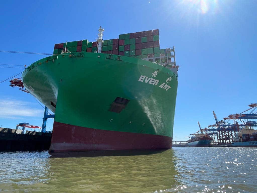 containerschiff im hamburger hafen