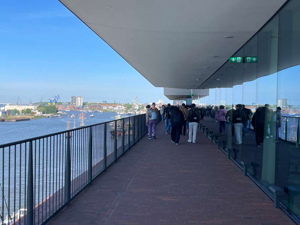 touristen auf plaza auf der elbphilharmonie