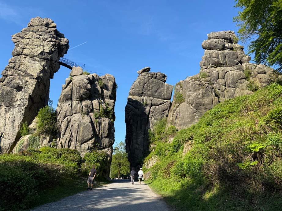 weg zwischen den externsteinen im teutoburger wald