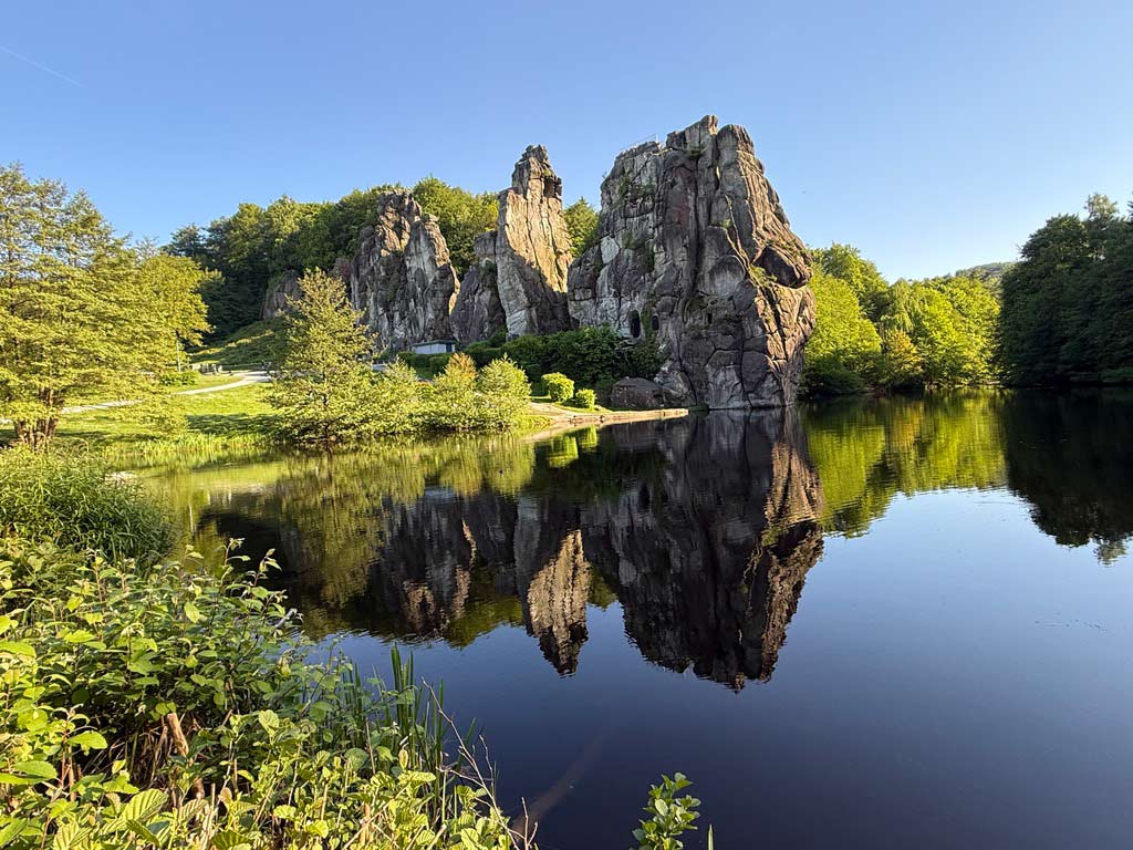 Externsteine im teutoburger wald spiegeln sich in teich