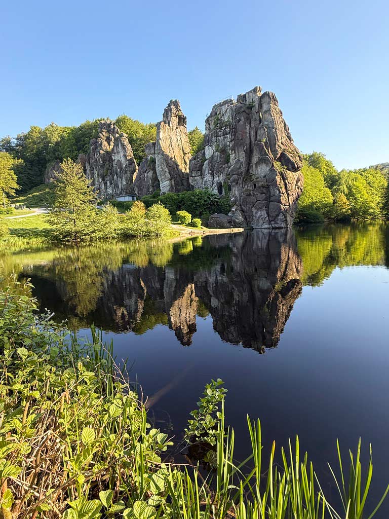 externsteine mit teich davor im teutoburger wald