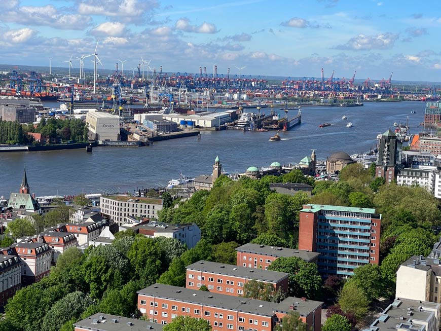 blick auf hafen in hamburg vom michel aus