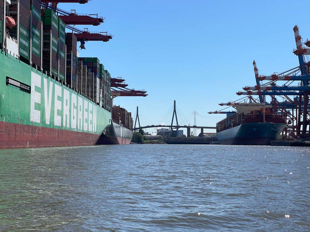 blick zwischen zwei containerschiffen in hamburg