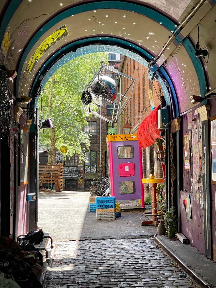 blick durch rundbogentor in hamburgs gaengeviertel
