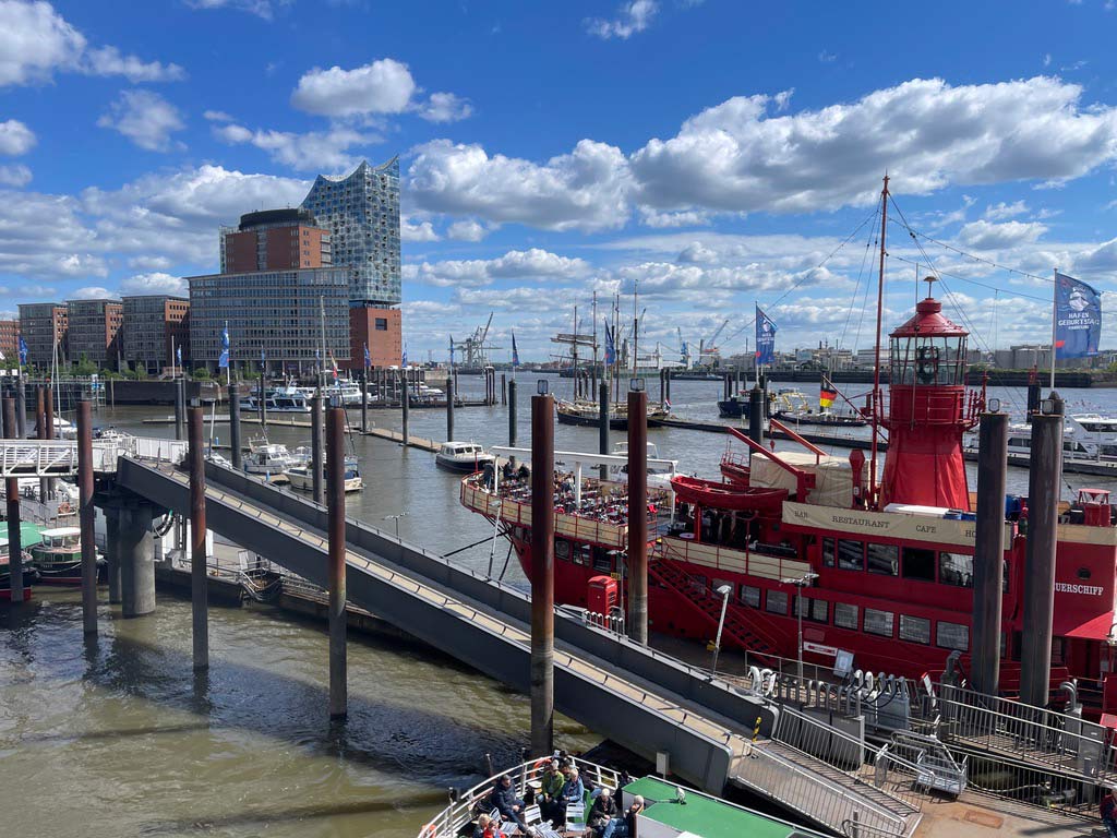 hamburger hafen mit blick auf elbphilharmonie