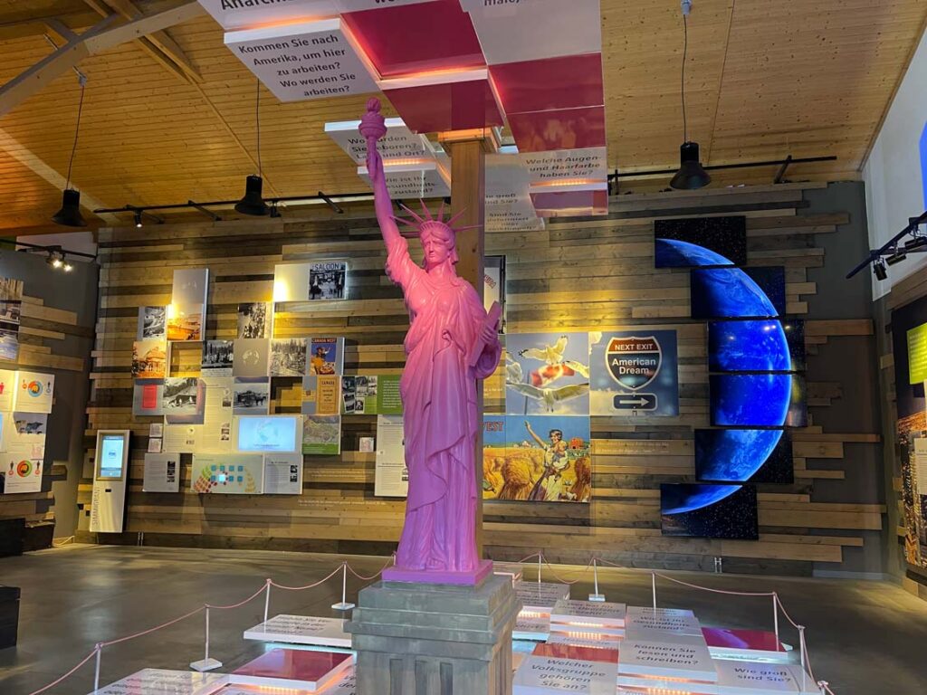 rosa freiheitsstatue im auswandererhaus hamburg