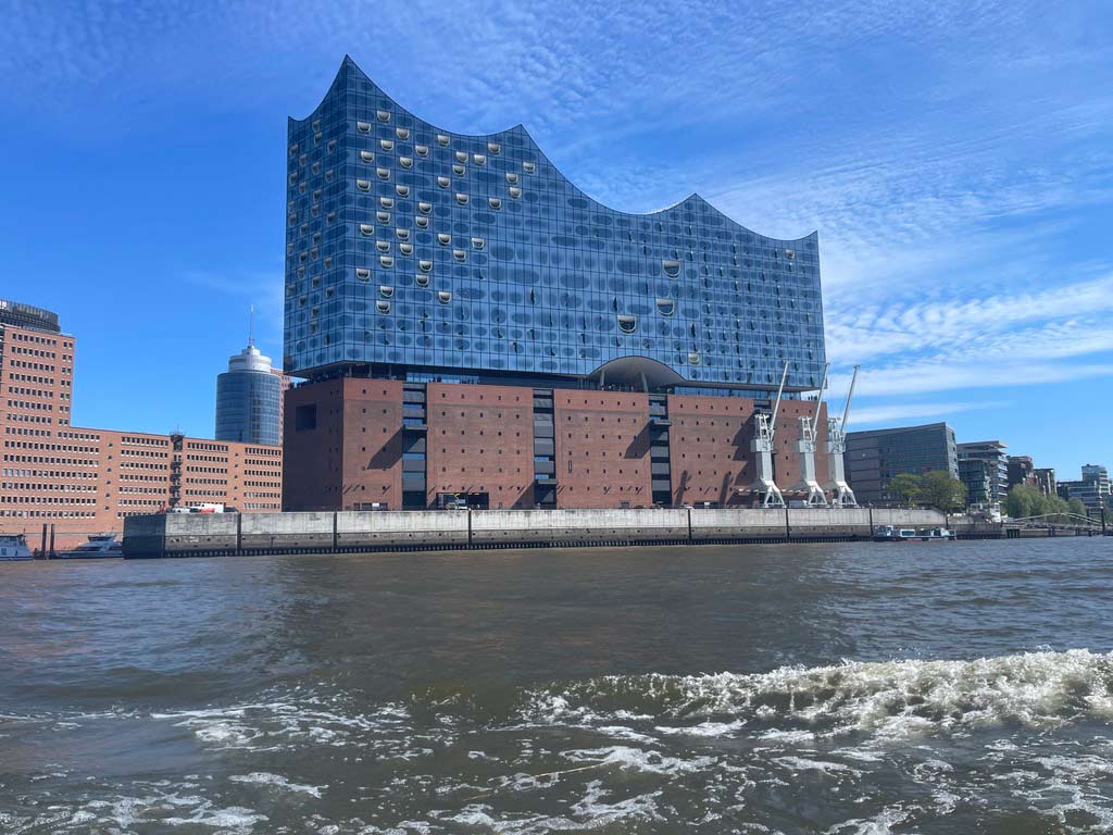 elbphilharmonie während bootstour fotografiert