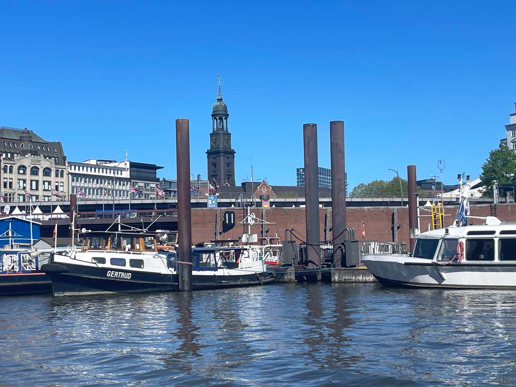 blick auf den michel vom wasser aus