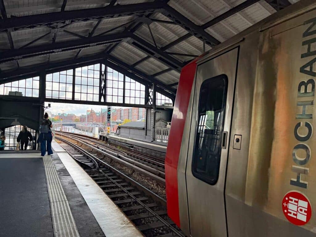 hochbahn in hamburg mit blick auf die speicherstadt