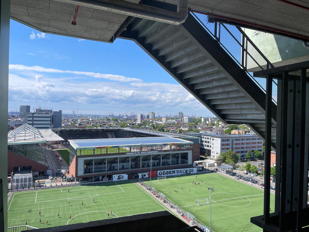 blick auf fußballstadion st pauli