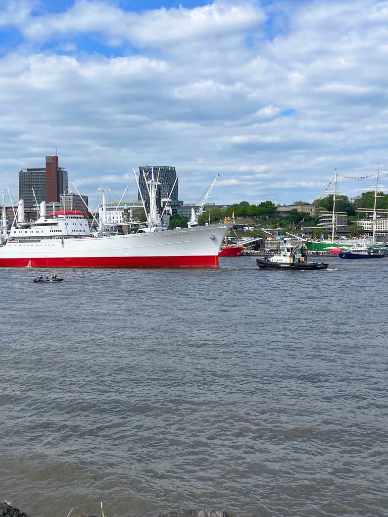 einfahrt-der-san-diego-im-hamburger-hafen