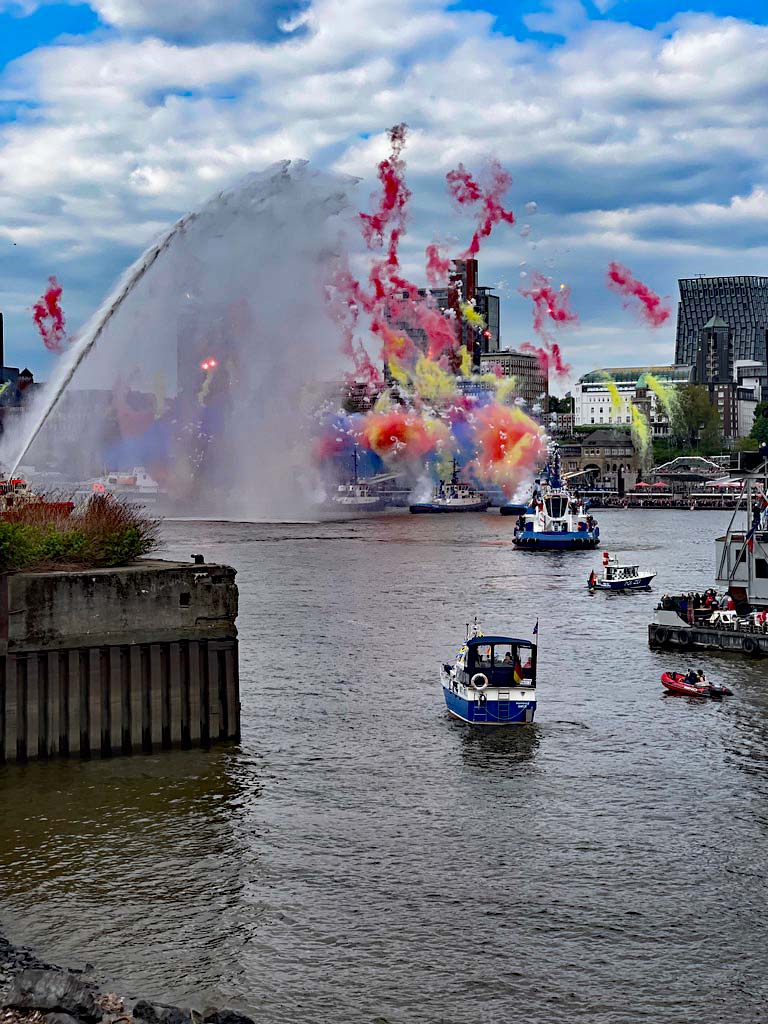 farbiges ende des schiffsballett am hafengeburtstag hamburg
