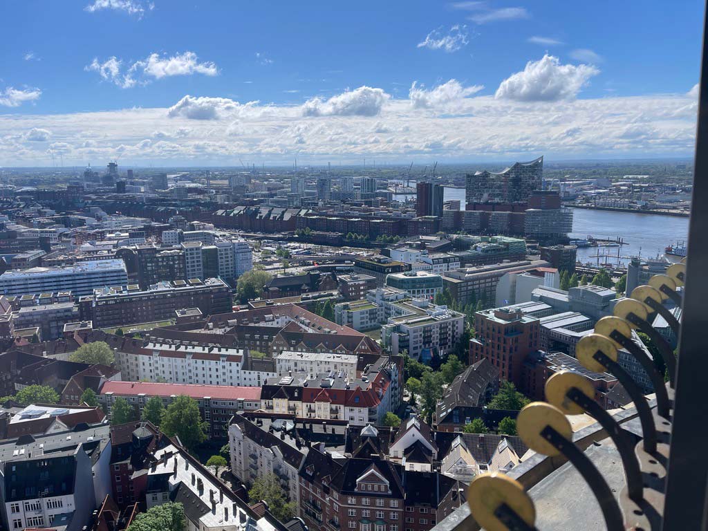 blick vom michel auf die elbphilharmonie