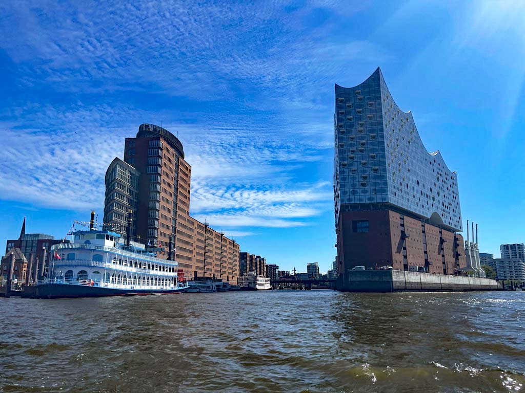 elbphilharmonie während hafenrundfahrt