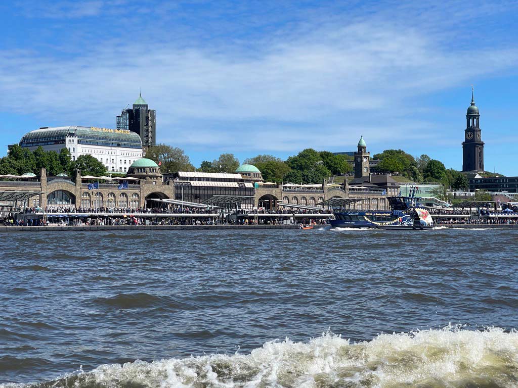 landungsbrücken hamburg während der bootstour