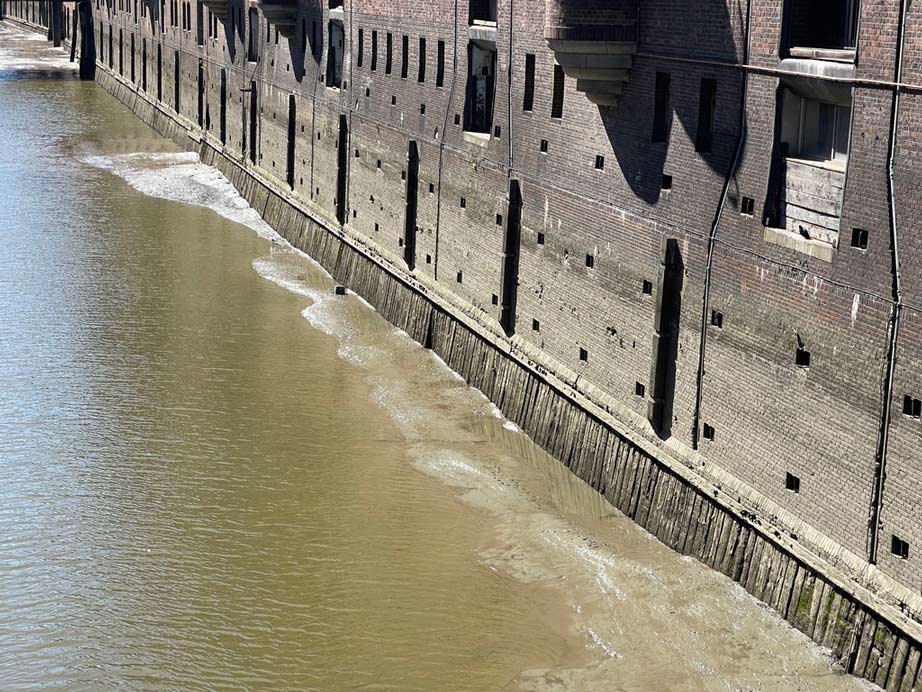 auch eichenpfählen erbaut: speicherstadt