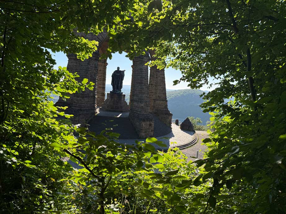 blick durch blätter auf kaiser wilhelm denkmal