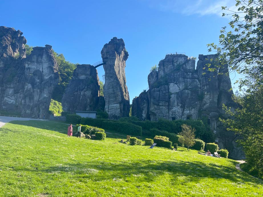 externsteine vor grüner wiese