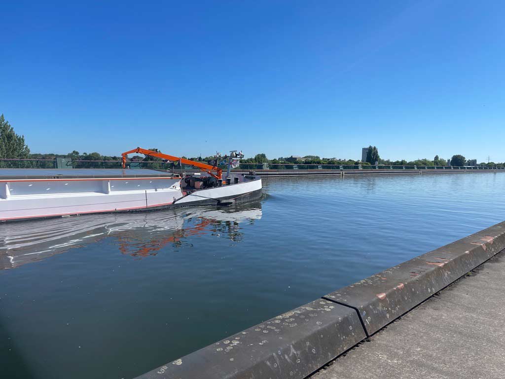 boot fährt über wasserstraßenkreuz minden