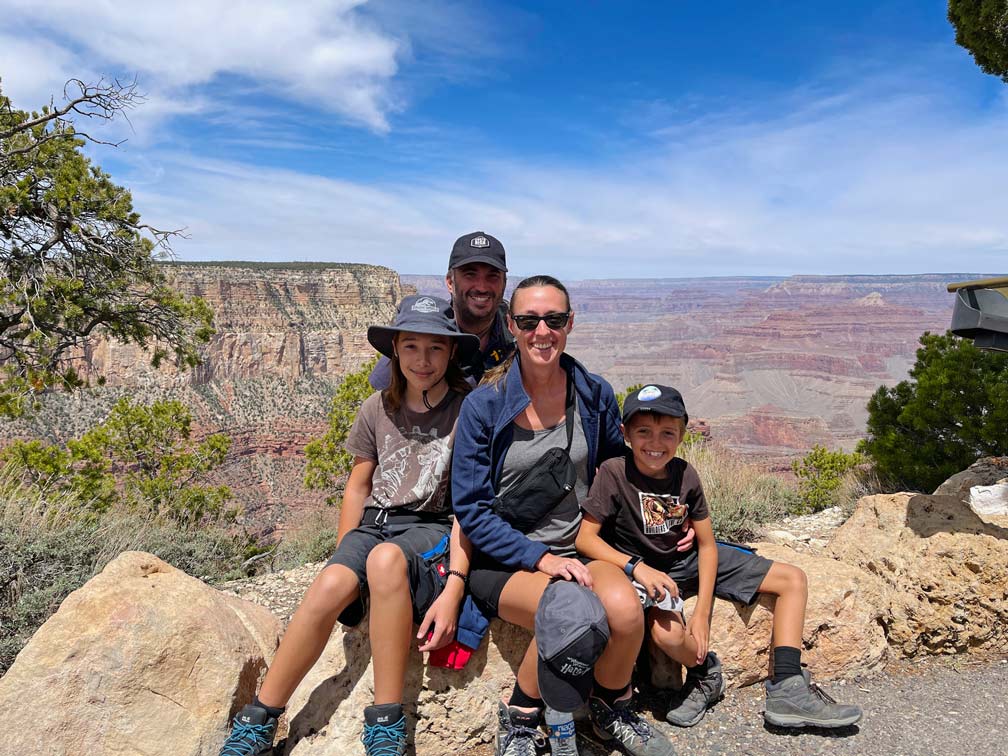 strandfamilie im grand canyon