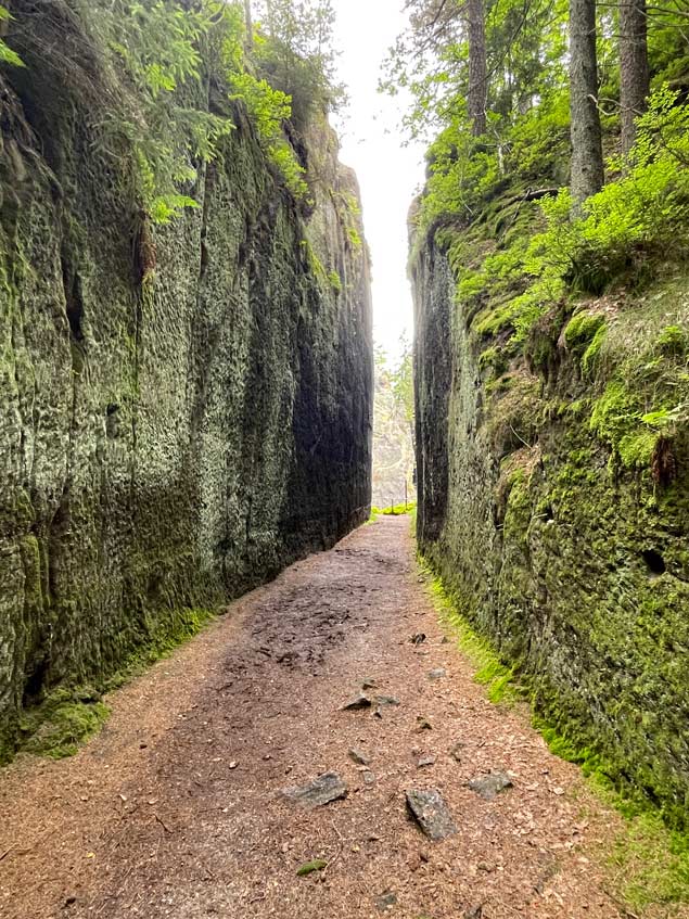 wanderweg durch felswände in jonsdorf