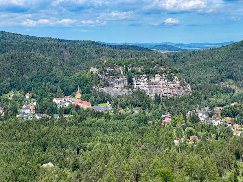 blick auf oybin mit kloster auf berg
