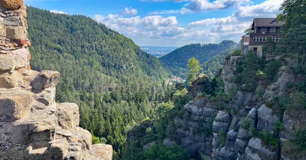 blick durch ruine kloster oybin auf landschaft oberlausitz