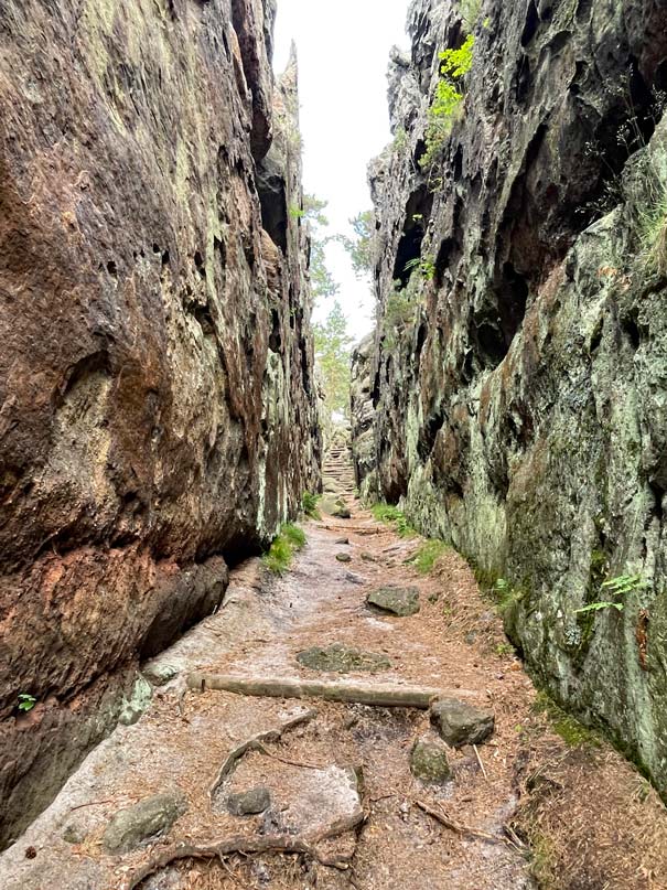 wanderung durch felsschlucht in der oberlausitz