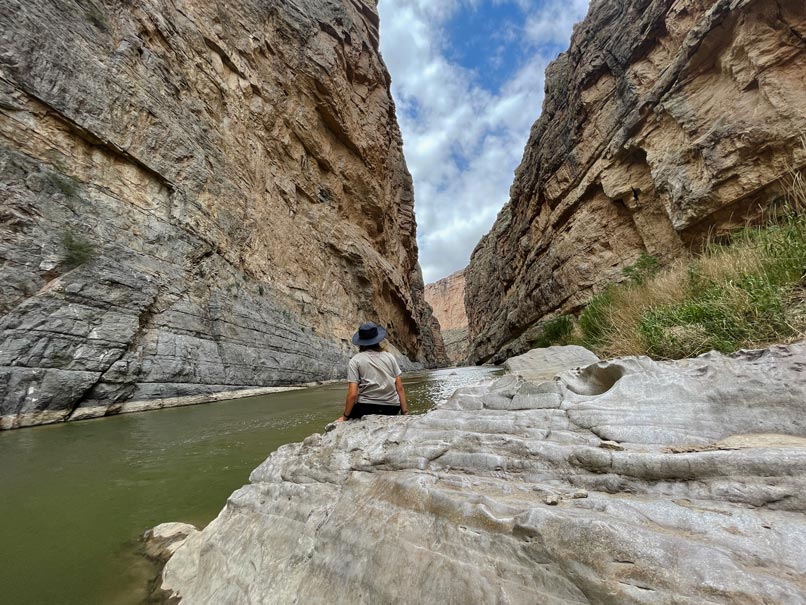 kind sitzt in einem canyon am rio grande