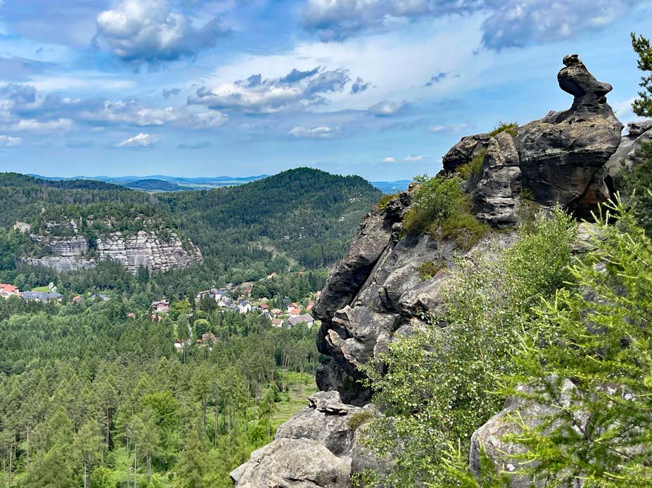 steinformation taube in oybin und blick auf stadt