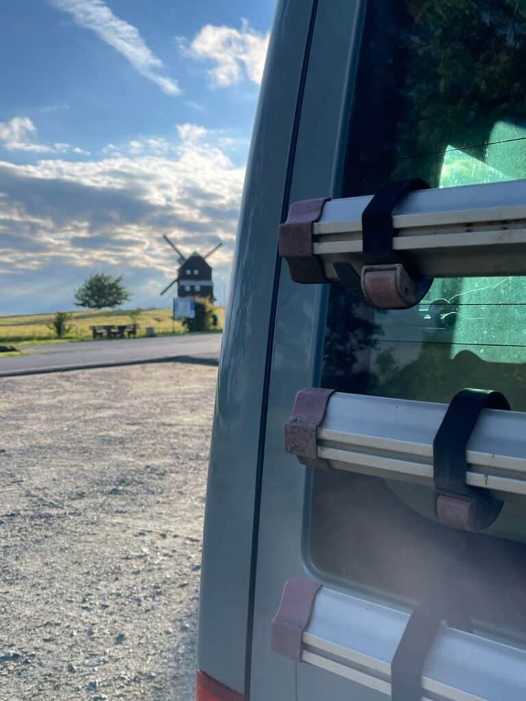 van auf wohnmobilstellplatz mit blick auf windmühle in der oberlausitz