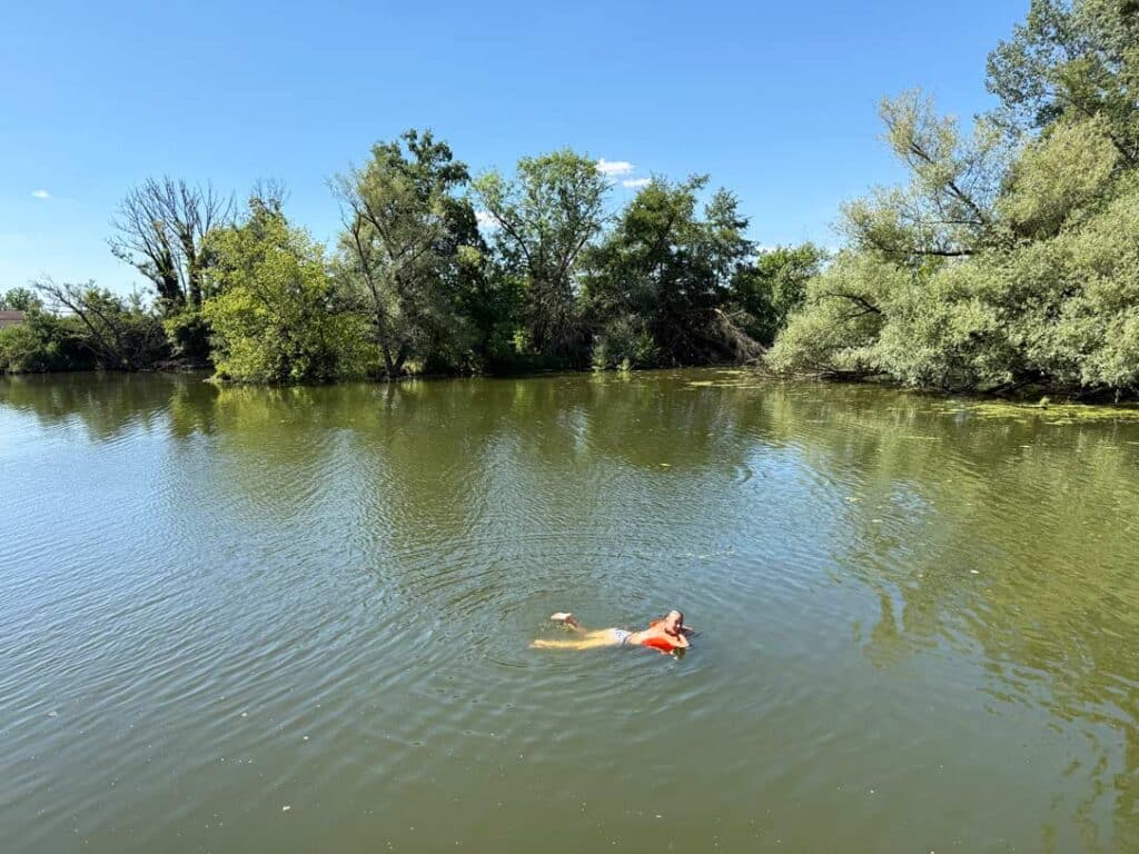 frau badet in der saone