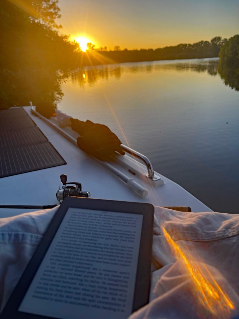 kindle im sonnenuntergang auf hausboot