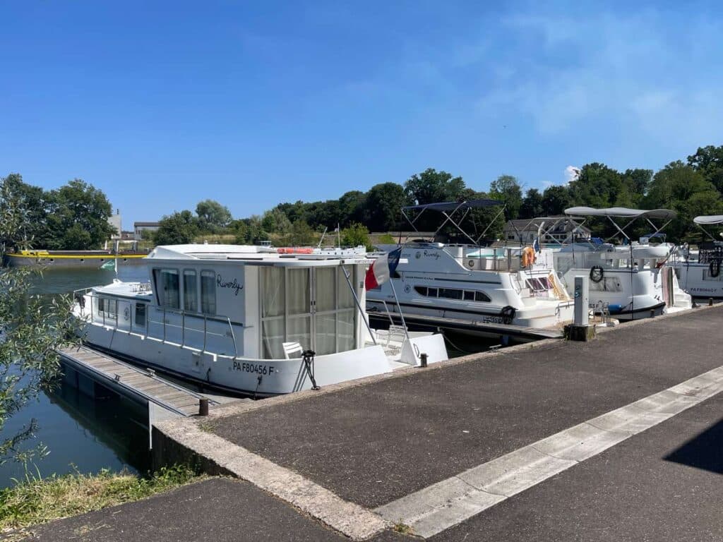 riverly station in scey sur saone