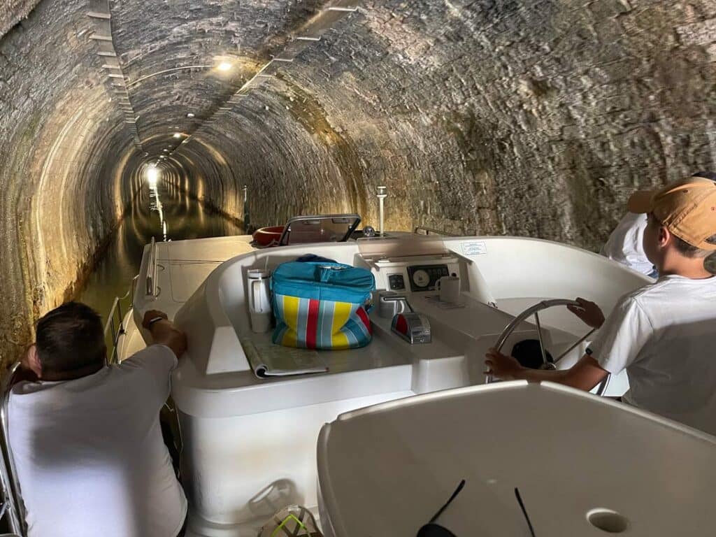 vater und sohn auf hausboot im tunnel