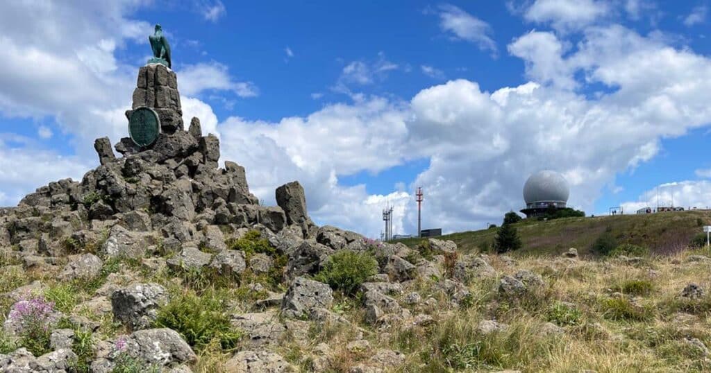 landschaft in der rhön mit fliegerdenkmal