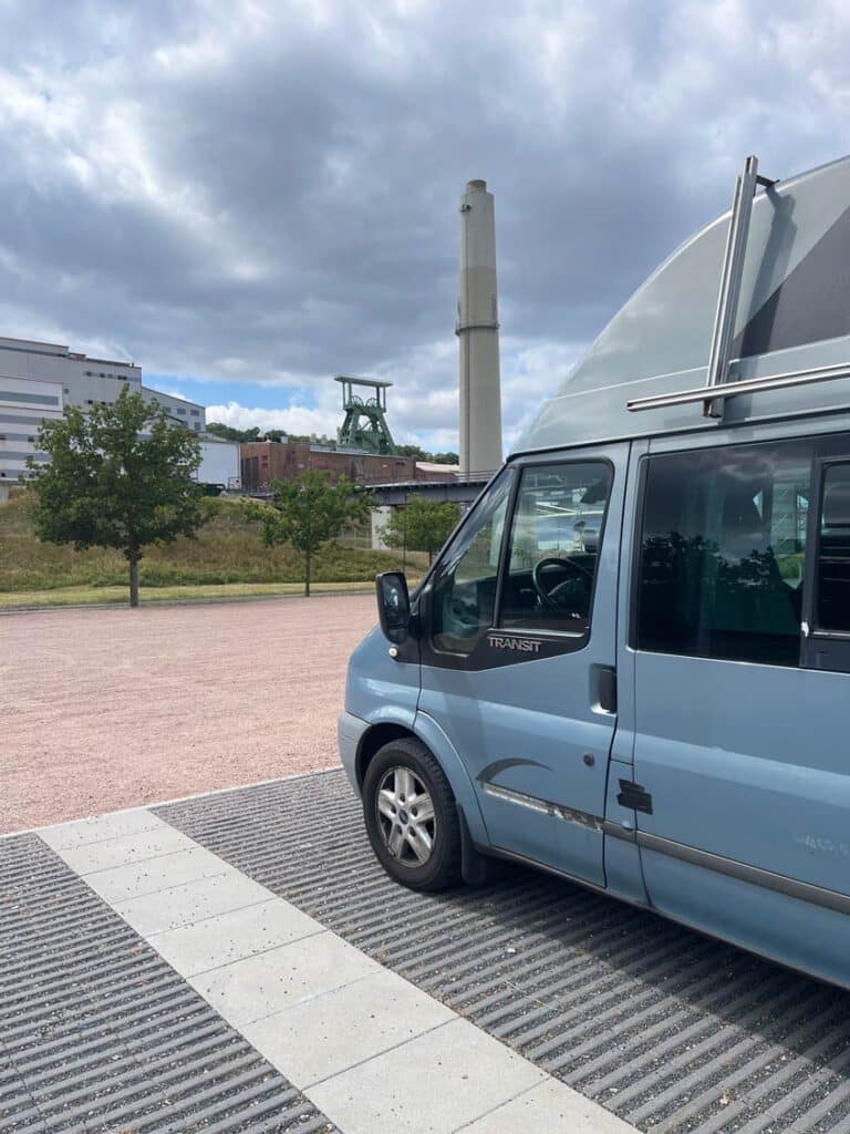 van auf wohnmobilstellplatz am kaliwerk