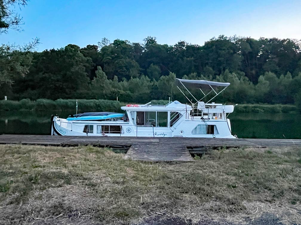 hausboot auf der saone angelegt an einem steg