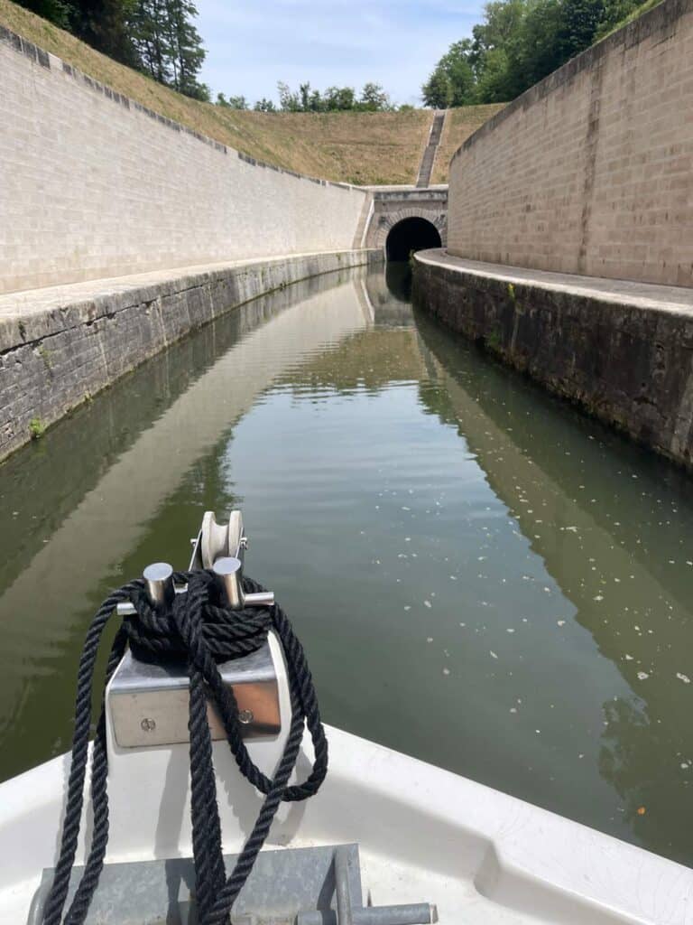 tunneleinfahrt saone mit dem hausboot