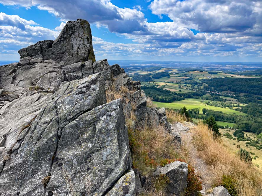 blick über vulkangestein auf rhön landschaft