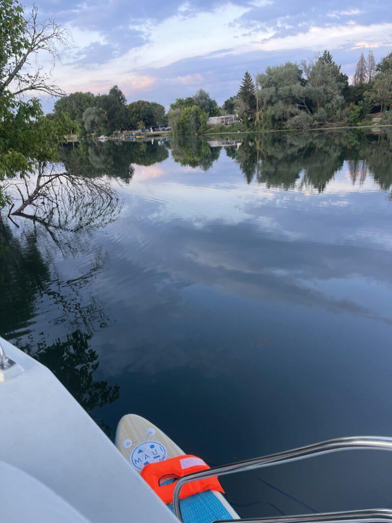 hausboot mit sup auf der saone