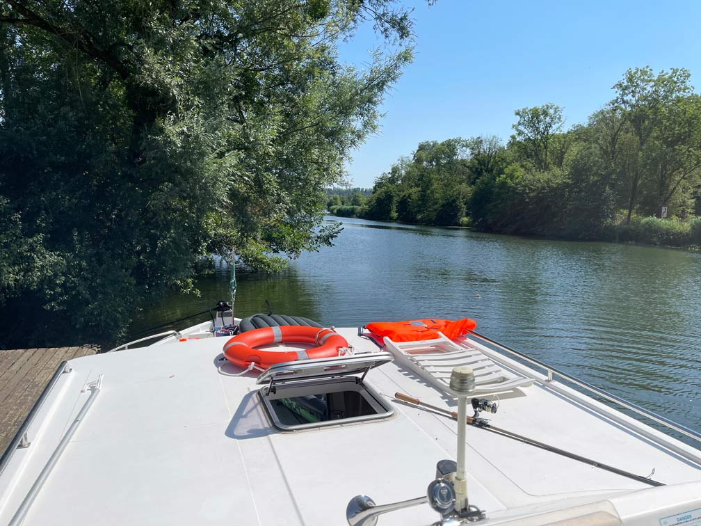 hausboot am ufer der saone
