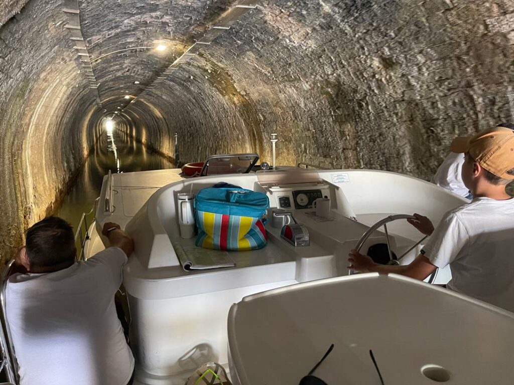 hausbootfahrt durch tunnel