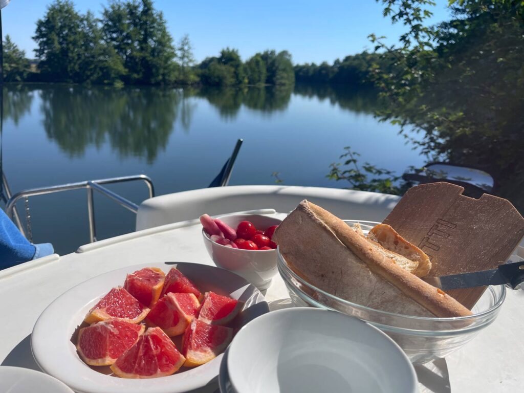 frühstück an deck des hausbootes