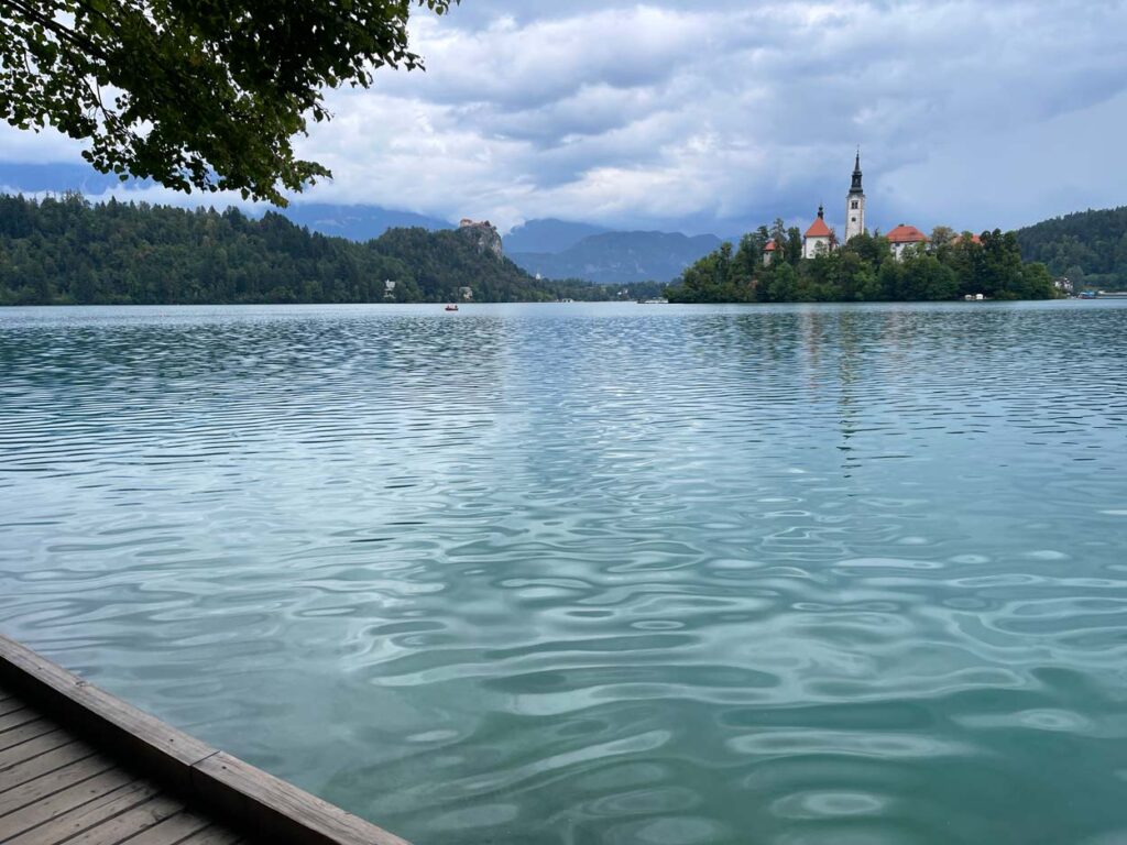 holzweg am lake bled mit blick auf insel samt kirche