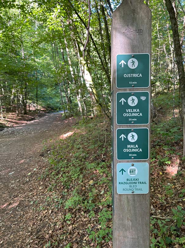 Pfahl mit Aussichtspunkten zum Wandern am Lake Bled